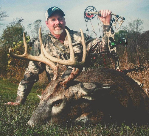 Earlier in the season the author had unnecessarily worried about shooting a whitetail buck with 54 pounds with a replaceable-blade broadhead. That experience gave the author confidence in shooting this Illinois buck with 60 pounds and a Rage mechanical.
