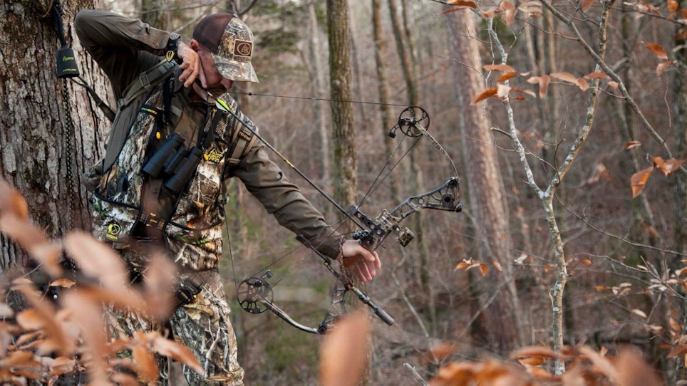 Whitetail Bowhunters: Best to Shoot With a Quiver On or Off?